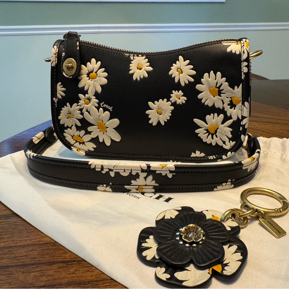 Coach glove-tanned leather daisy swinger 20 bag and charm